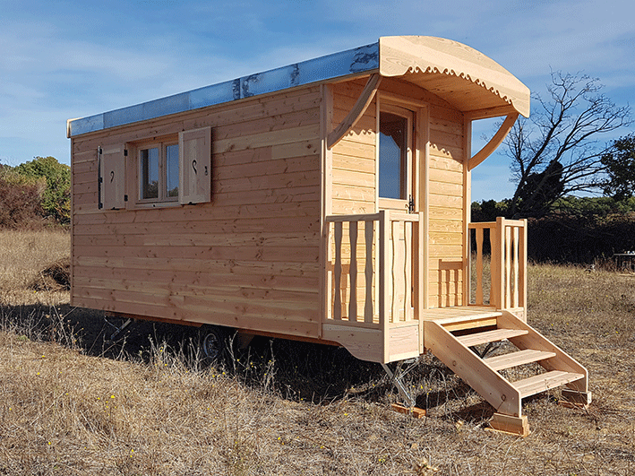 roulotte-bois-mobile-sur-terrain