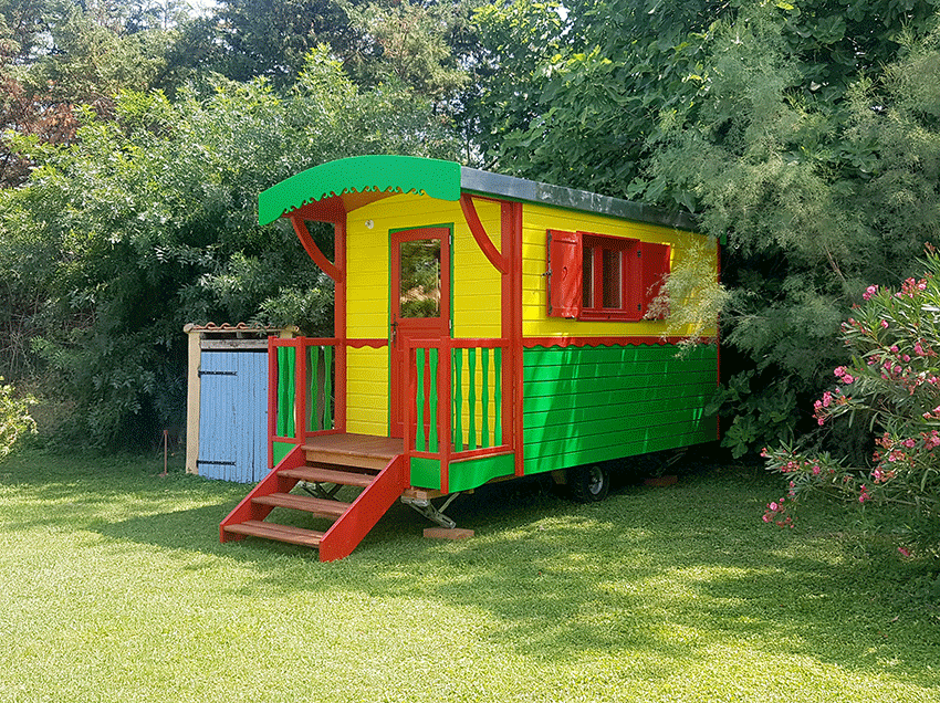Roulotte bois colorée, construction By Stef menuisier, Roulottes Farigoule.