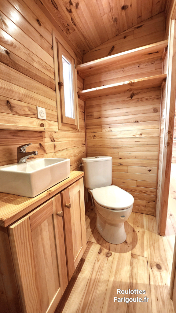 salle de bain roulotte avec wc douche et lave main